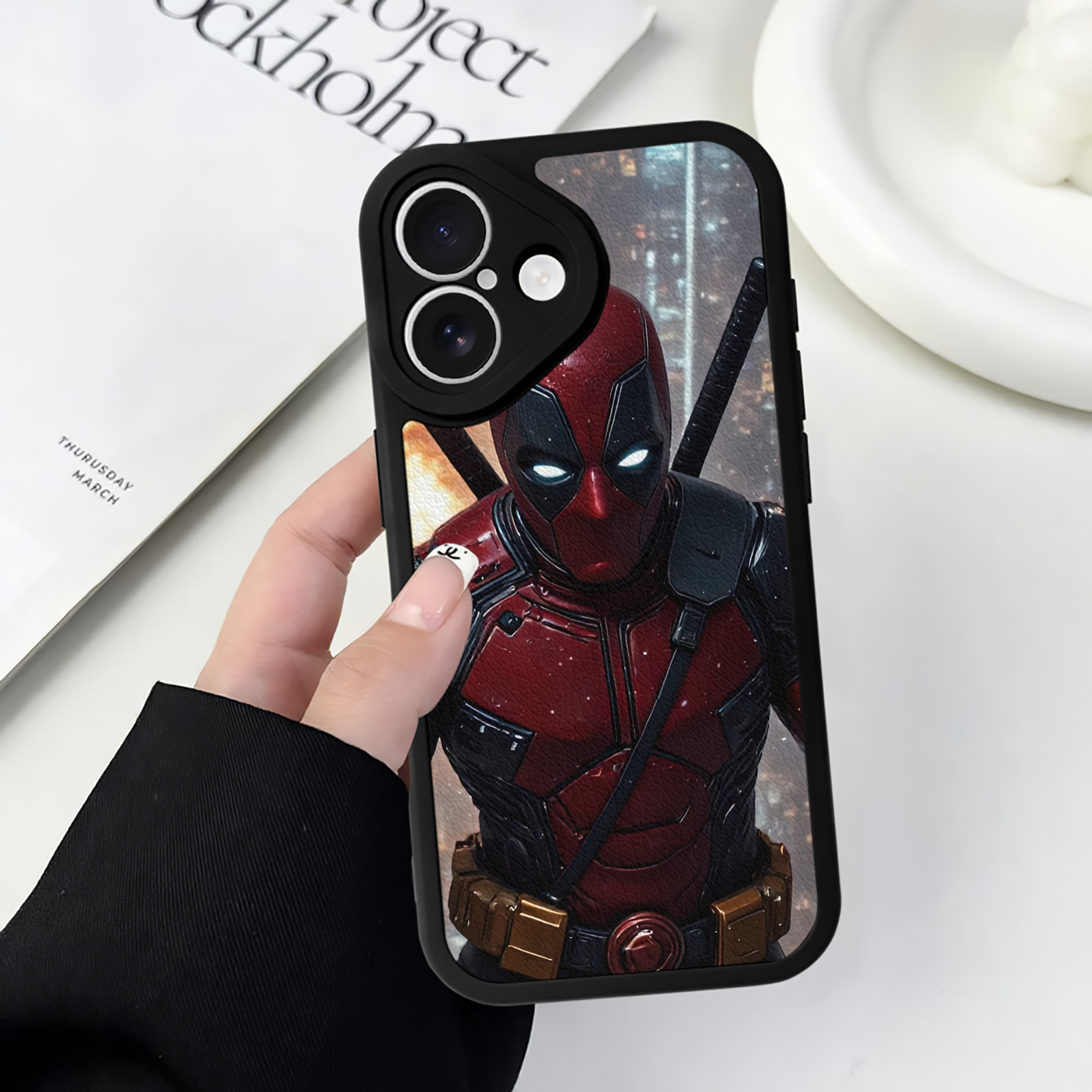 （画像用） Deadpool デッドプール 【iPhone 16シリーズ対応】シリコンスマホケース（レザー調） 材質：シリコン